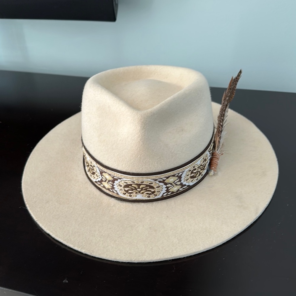 Cream hat w/ feather